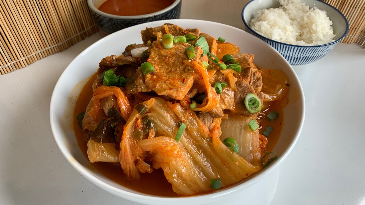 Kuchnia koreańska - kimchi duszone z wieprzowiną- Kimchi jjim