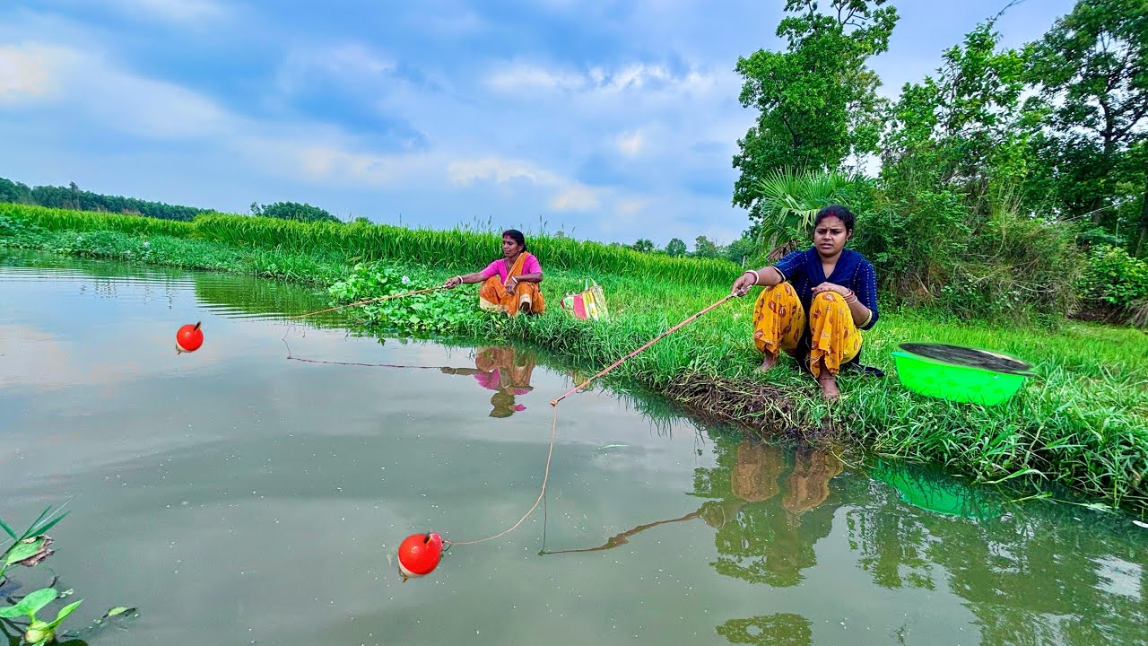 Fishing Video✔✔🎣🎣| Two village lady catch lot of fish in paddy field canal using hook #fishing_video