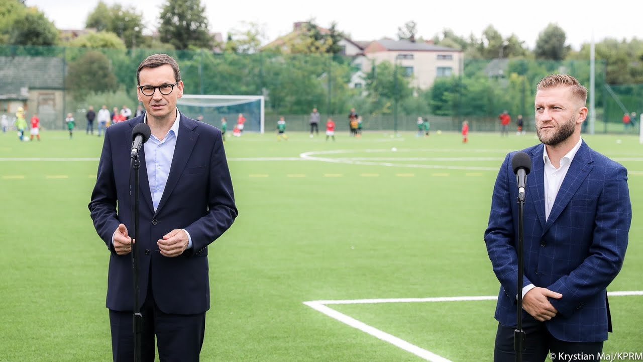 Mateusz Morawiecki i Kuba Błaszczykowski podczas otwarcia boiska w Truskolasach