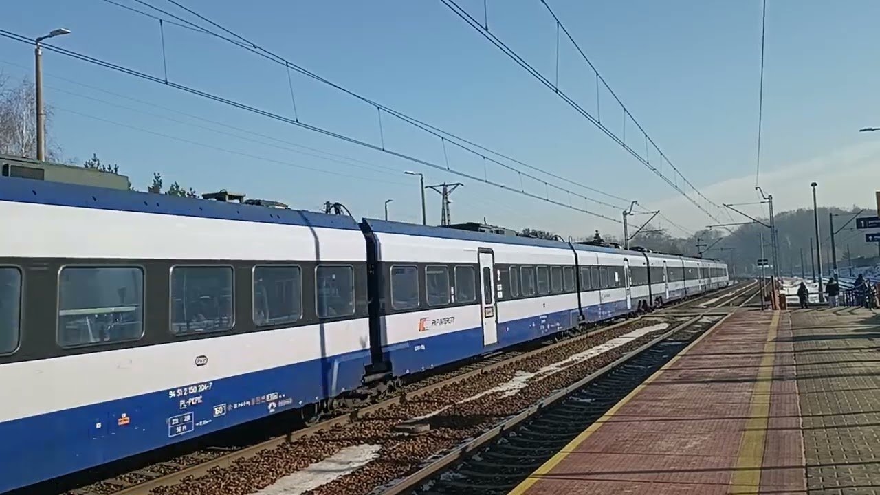Przejazd pociągu Intercity przez Justynów 