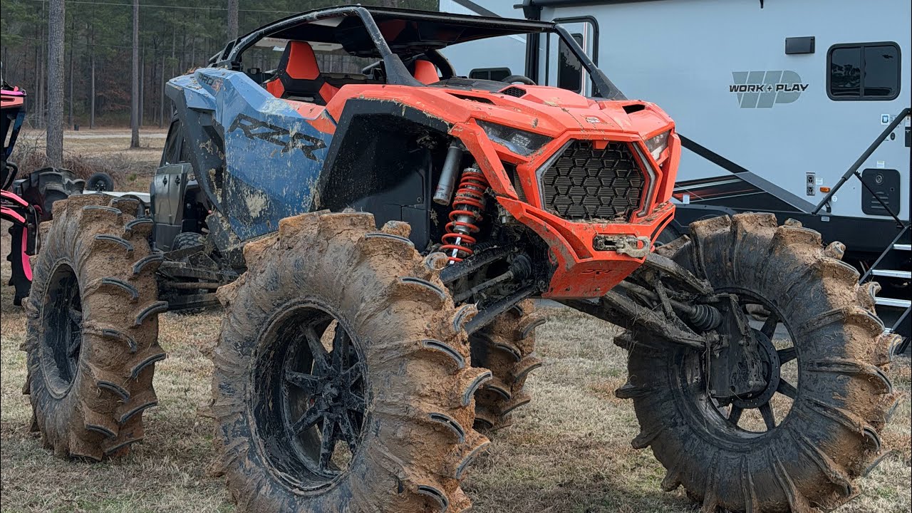 Muddy Bottoms 2026 Muddy Gras! RZR PRO и MAV R на 60-дюймовых шинах.