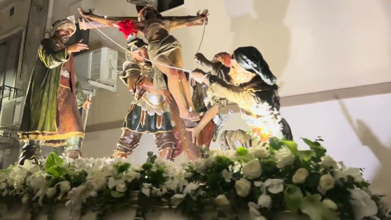Processione dei Misteri di Trapani 2024: passaggio notturno in via Tartaglia