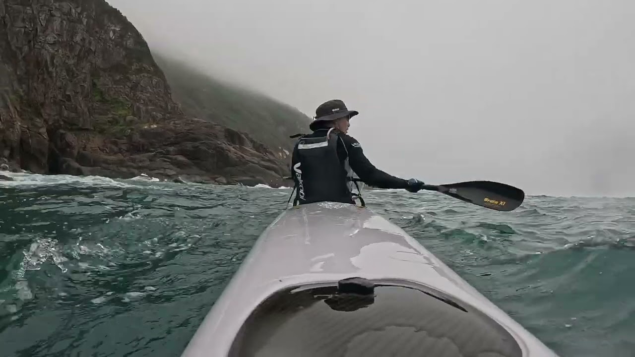 春霧。20260301。香港清水灣郊野公園海岸.Fenn bluefin Surfski. 東風三四級。#surfski##ShenghuaYang##Solo##HongKong#