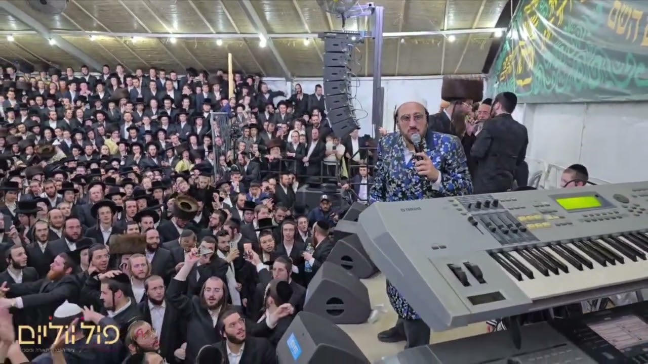 הזמר ליפא שמעלצער בליווי הקלידן מוישי מנדלסון בשמחת בית השואבה בישיבת אורייתא