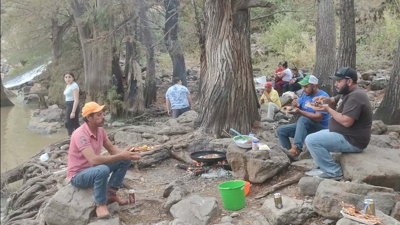 mega fritanga en la orilla del rio una de las primeras fritangas del 2022