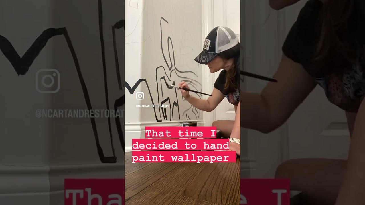 Make a statement with a faux painted wallpaper #homedecor #wallpaperideas #diy #artist