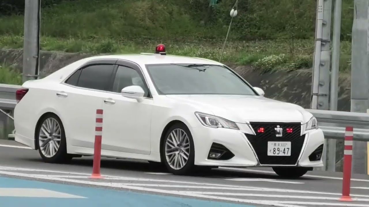 赤上げで本線に合流する覆面パトカー　他