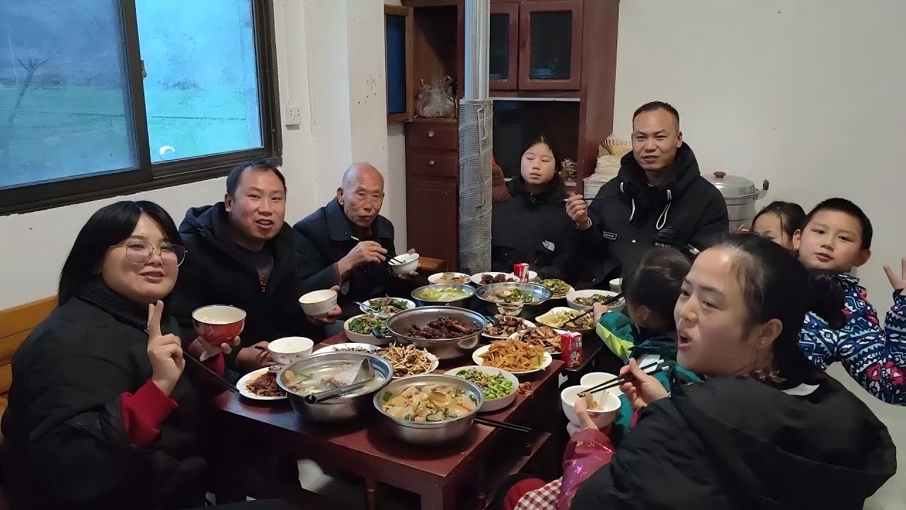 远嫁贵州姑娘在婆家，全员上阵做饭，公公烧火弟弟炒菜，泪目了！