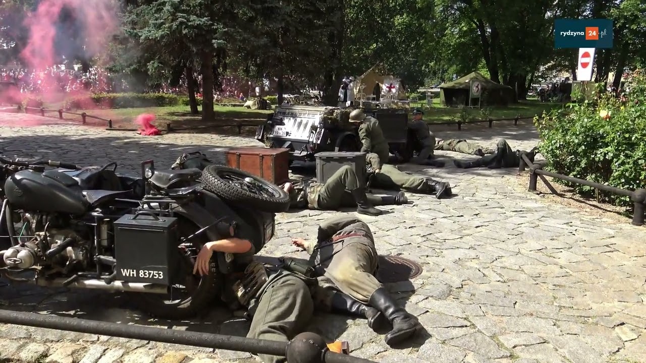 Drugi dzień X Piknik Militarny w zamku w Rydzynie  - Strzelanina - czołgi - inscenizacja - wojna