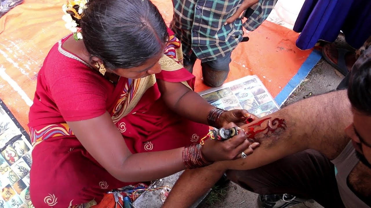 indian street tattoo done by women || indian street art || tattoo