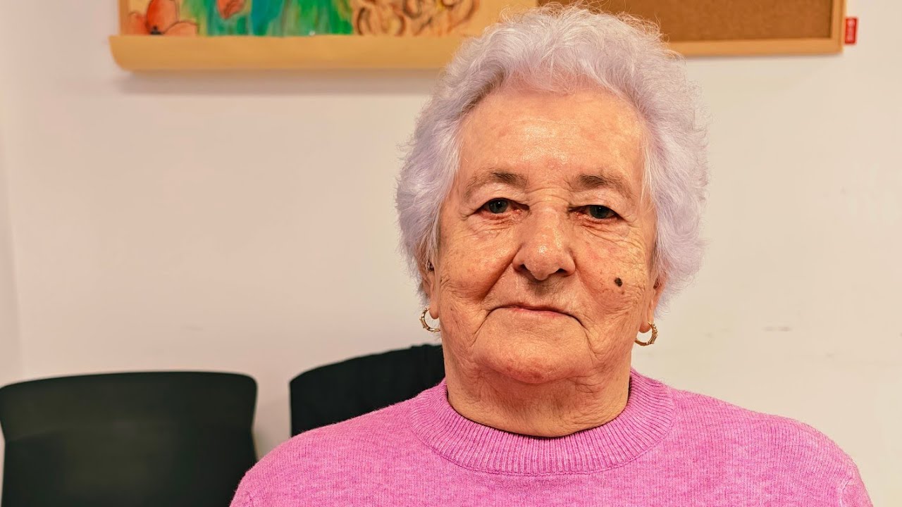 Pani Marianna rocznik 1937, która piecze w kaflowym piecu i pamiętam piosenki sprzed lat