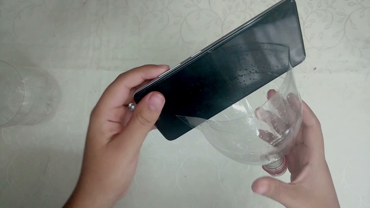 Suporte para celular com garrafa PET