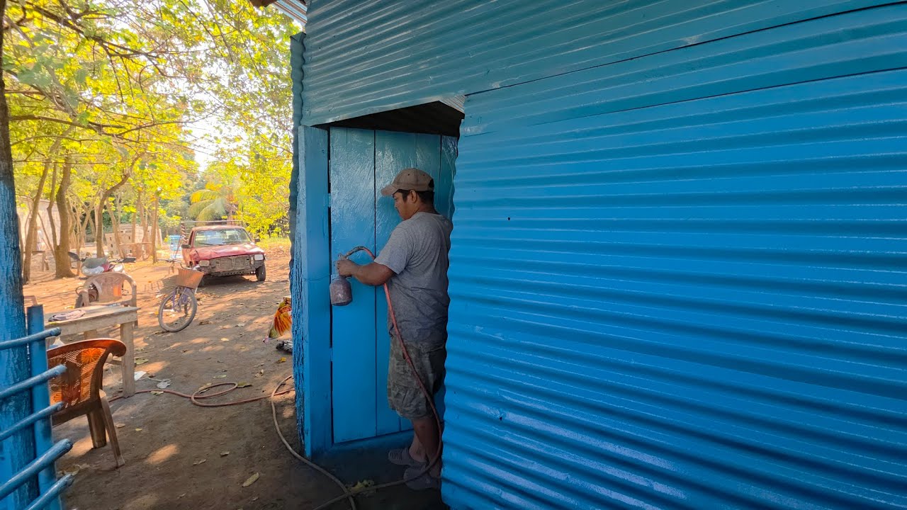 Terminamos de pintar la casa de cushin todo por fuera. 