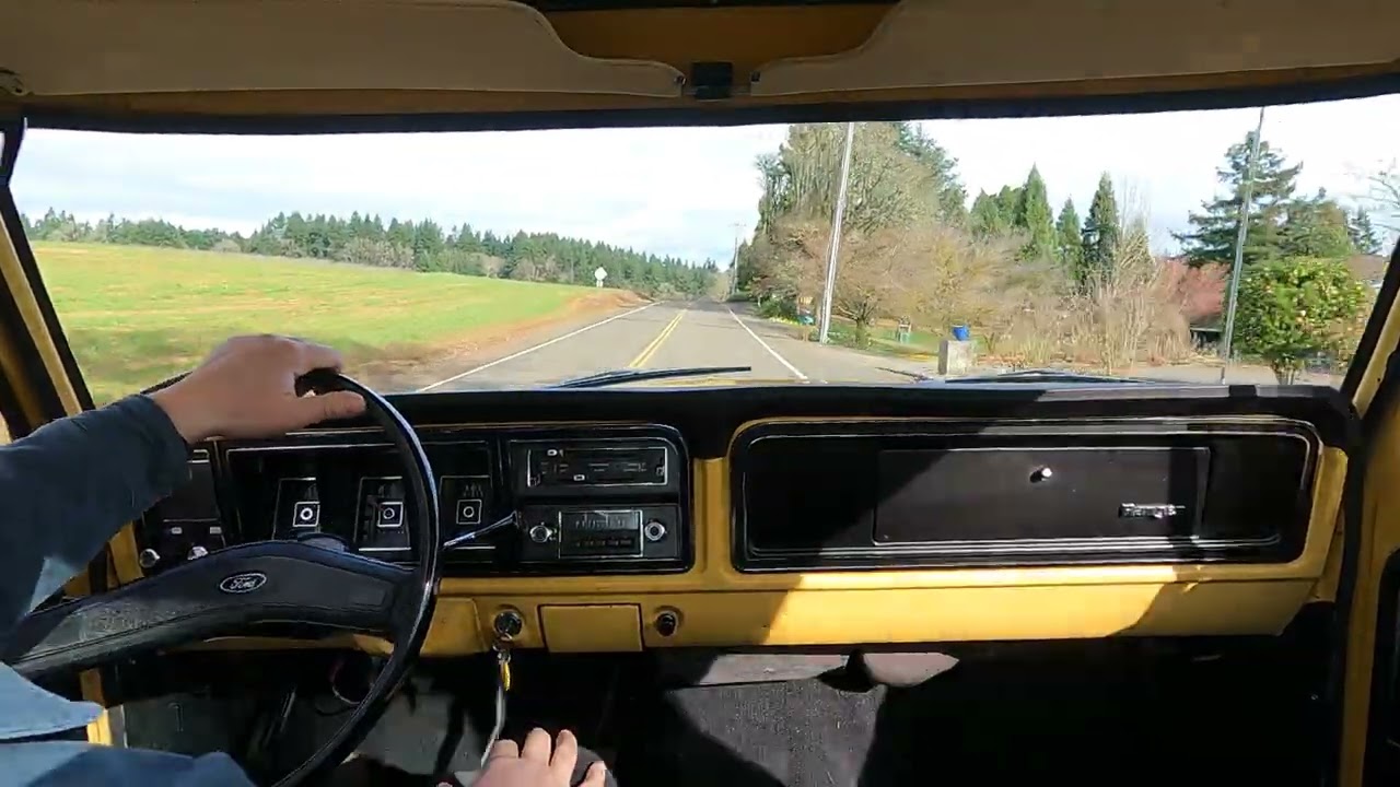 Ford Ranger F250 Sandpiper Yellow 1974 года выпуска, за рулём.