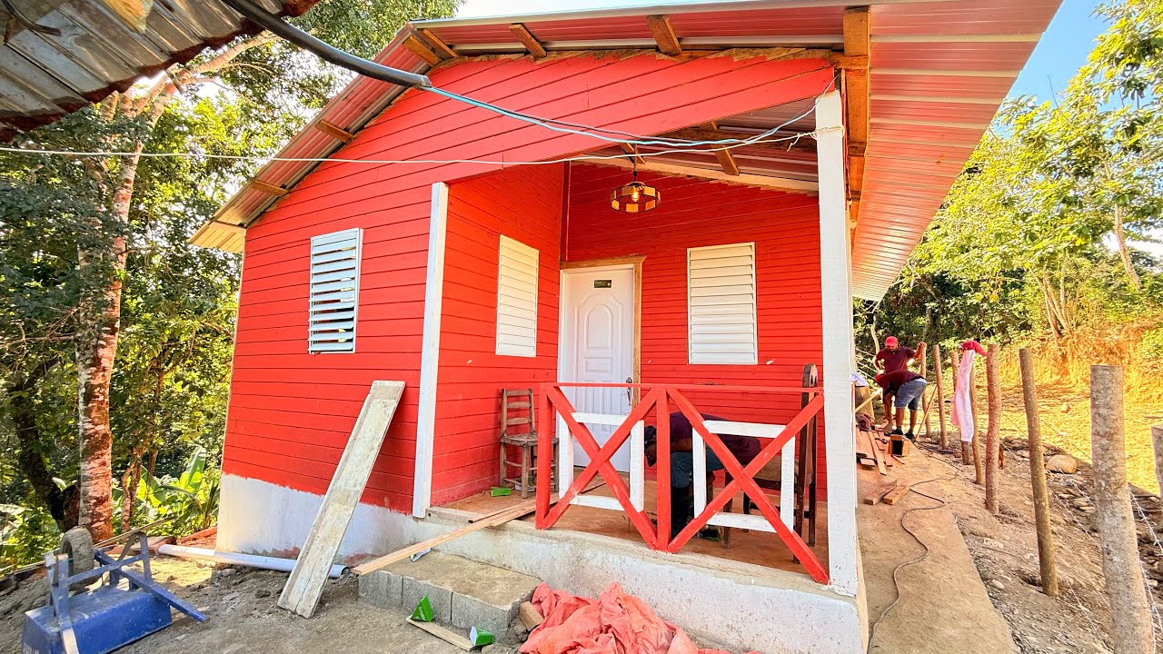DÍA 66. PONIENDO LAS PUERTAS Y VENTAS DE LA CASA DE ALTAGRACIA EN EL CAMPo el TROMPEZÓN 