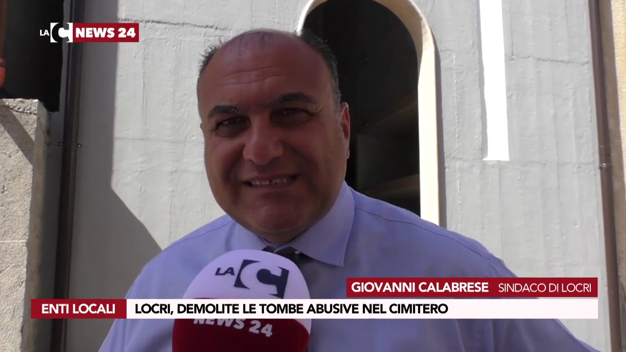 Locri, demolite le tombe abusive nel cimitero