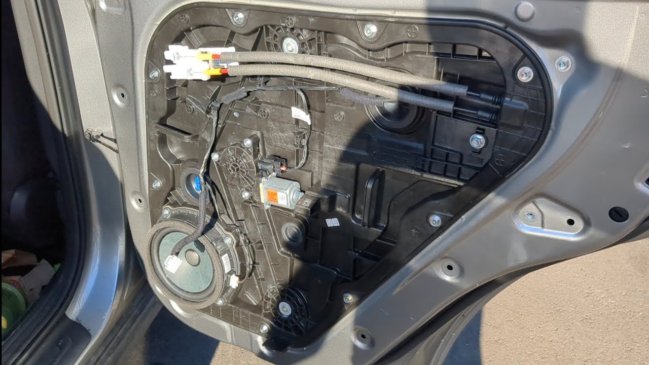 2022 Kia Sportage Right Rear Door Panel And Complete Door Disassembly To Install New Glass