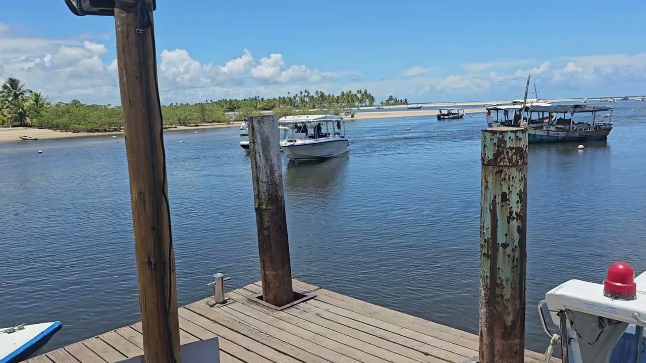 Fui esperar no cais a embarcação acompanhe. 