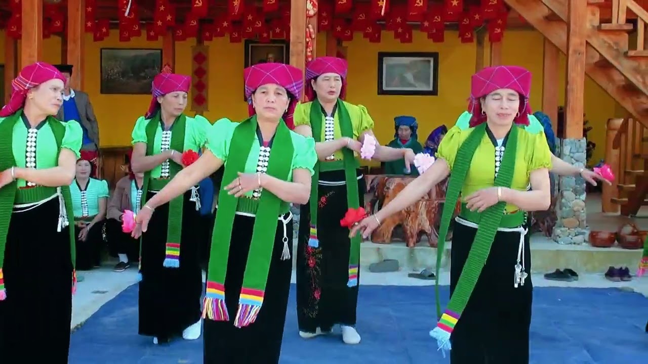 Múa nét đẹp Ngọc Chiến do đội Trung tổi bản nà tâu múa tại nhà nghỉ nà tâu 