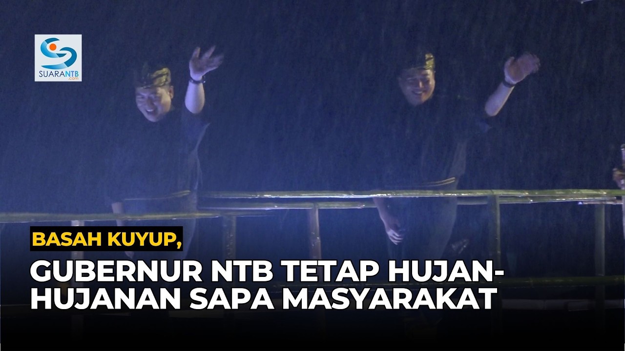 Hujan Deras Tak Surutkan Semangat, Gubernur NTB Lambaikan Tangan ke Warga saat Bau Nyale
