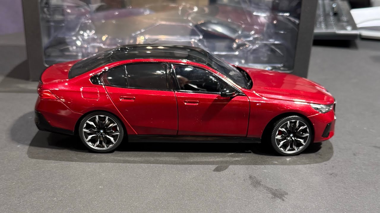 Unboxing and reviewing BMW i5 G60 by Minichamps Dealer Edition scale 1:18