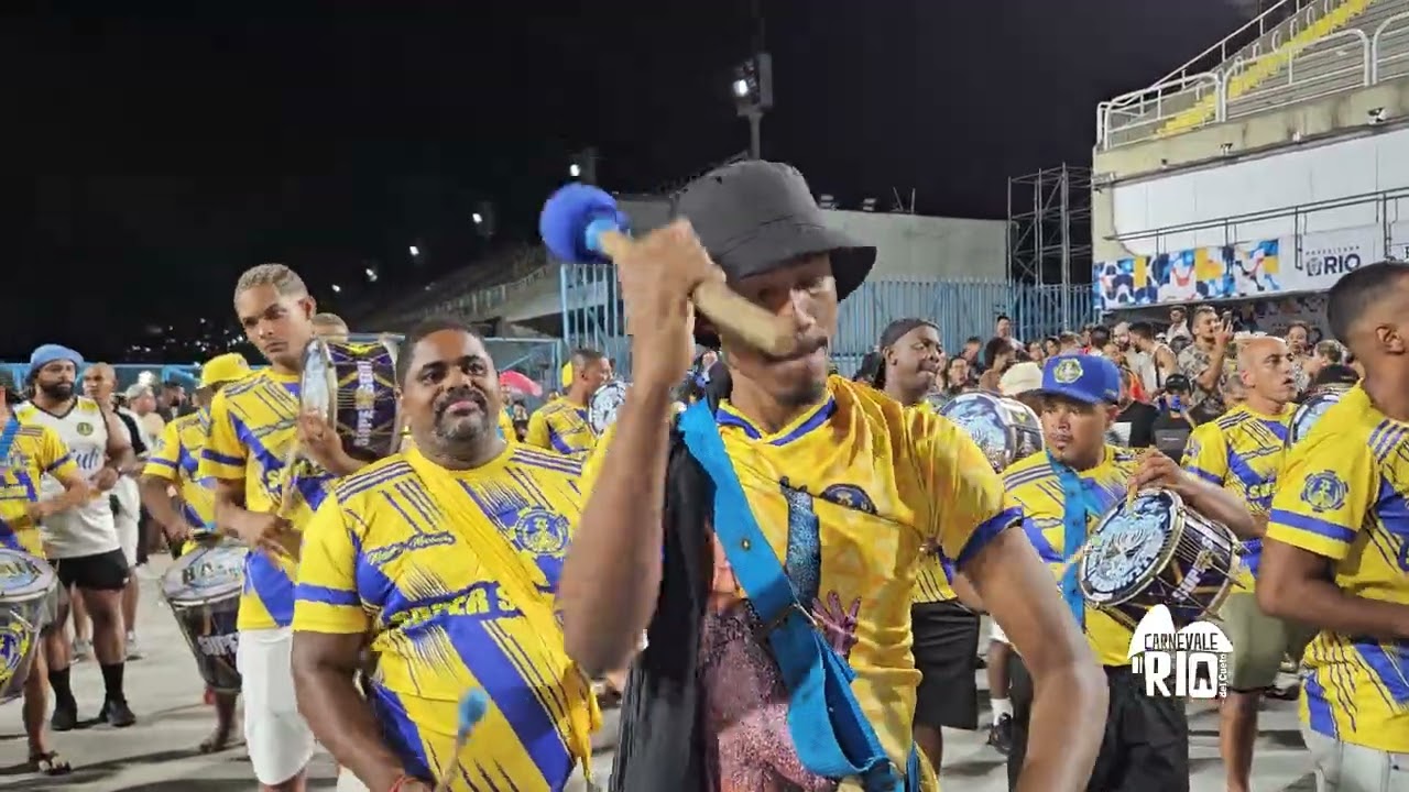 Estruturando o movimento da Super Som, bateria do Paraíso do Tuiuti no ensaio do Setor 11 da Sapucaí