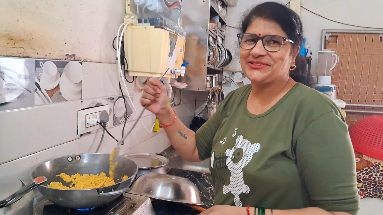 Mom ne Bnaye Besan Ke Laddu😍| Coke (cold drink) ki Bnayi ice cream🍧❄️ | The Priya Vlogs 