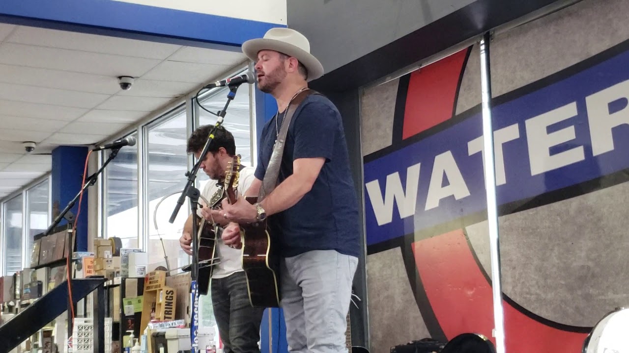 Wade Bowen singing 