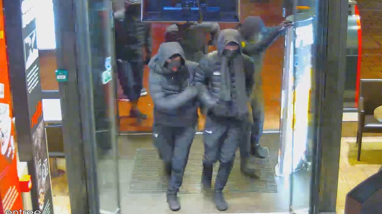 Almere: Twee chaotische overvallen op KFC-filiaal