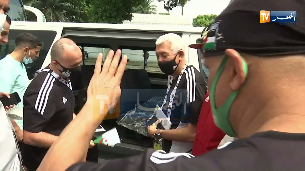 مناصر يهدي بلماضي العلم الجزائري ويؤكد له: 