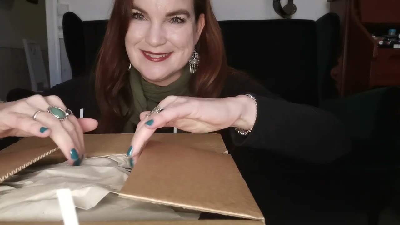 Unboxing. Avaan paketin. &Auml;iti, kerro mik&auml; on el&auml;m&auml;n tarkoitus -lastenkirja.