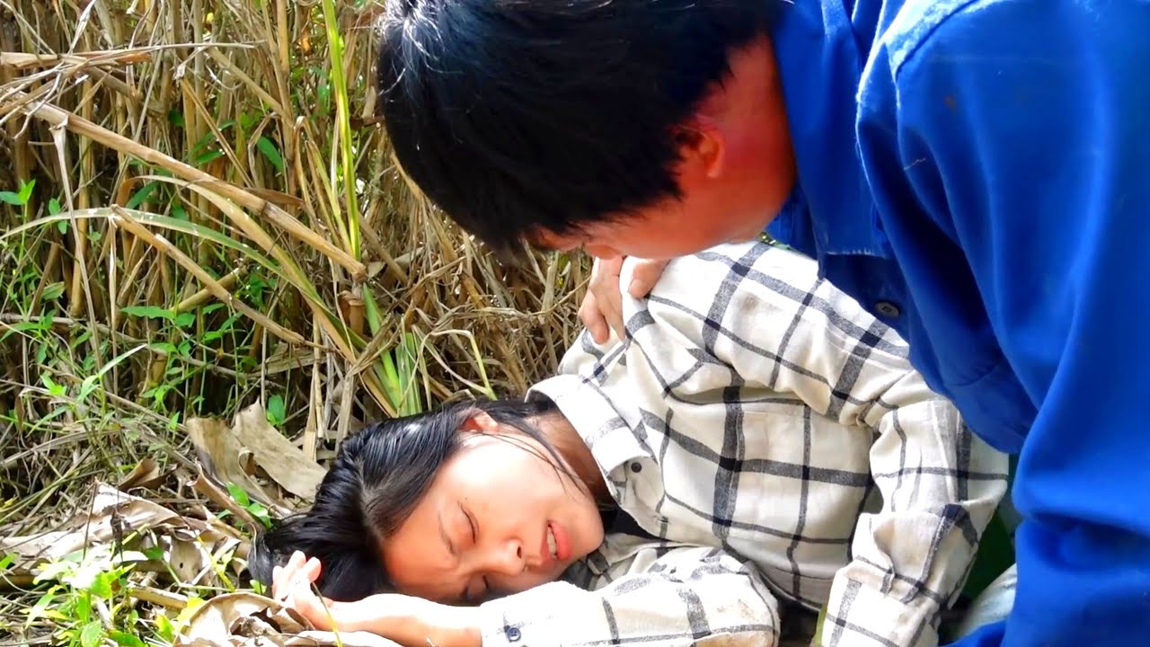 Mẫn stayed to care for and help Phương after the fall