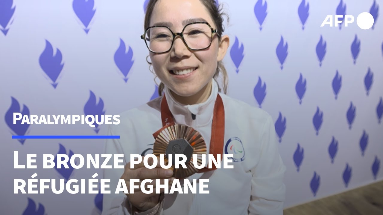 La réfugiée afghane Khudadadi célèbre sa médaille de bronze en para-taekwondo au Club France | AFP