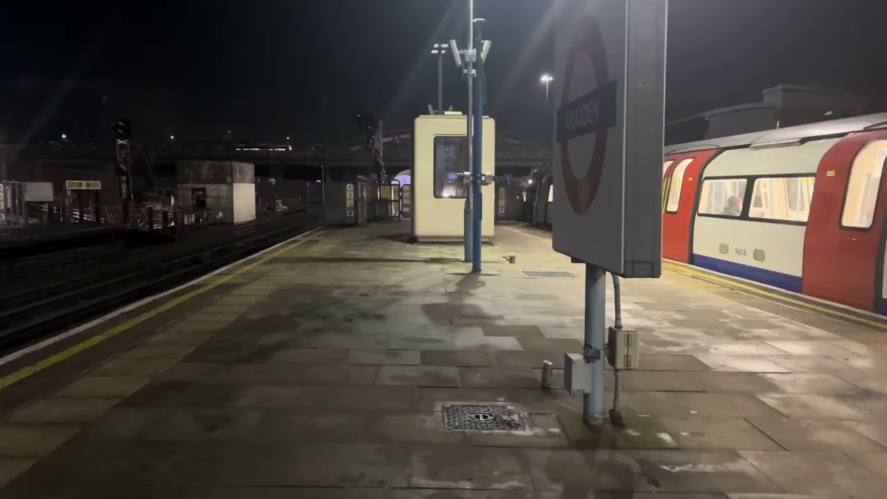 Trains at Neasden metropolitan & jubilee line 1996 stock & s8 stock Chiltern railway class 165 & 168