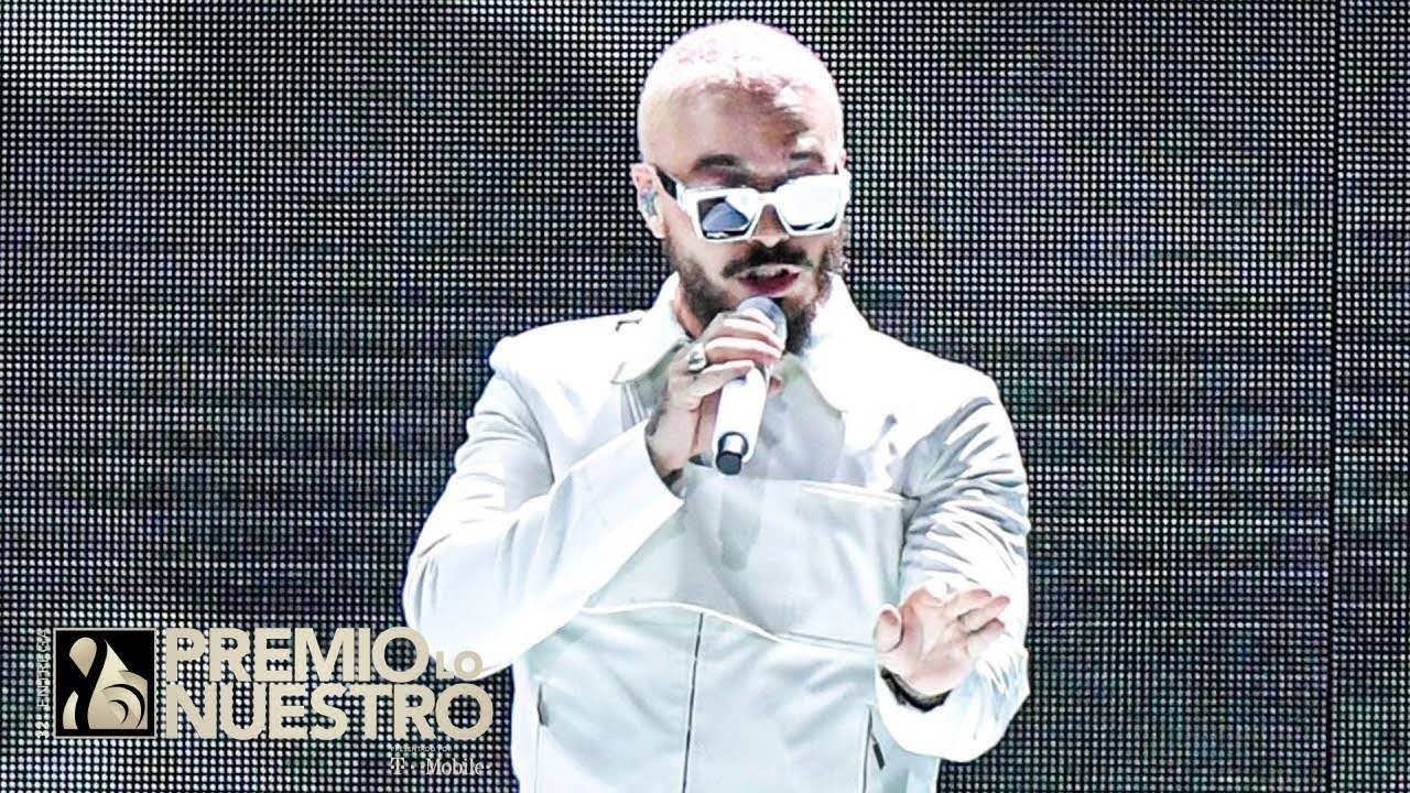 J Balvin CANTANDO En Vivo Premios Lo Nuestro 2020