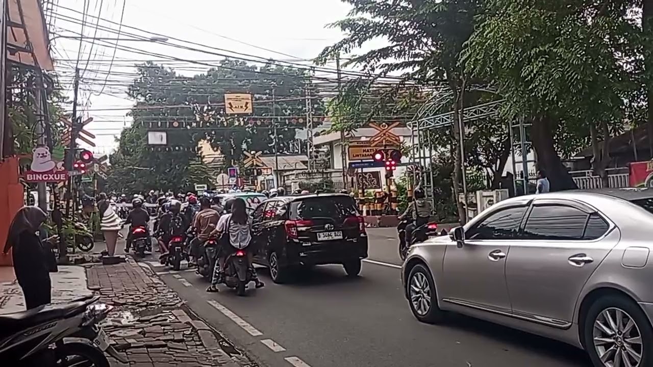 PERLINTASAN KERETA API PERCETAKAN NEGARA, KRAMAT, JAKARTA PUSAT, JAKARTA