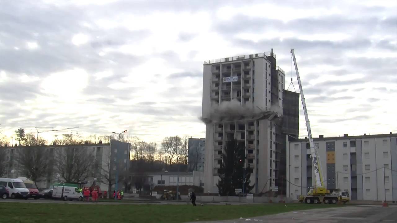 Démolition de La Tour 80 du quartier des Buis à Valentigney (25)