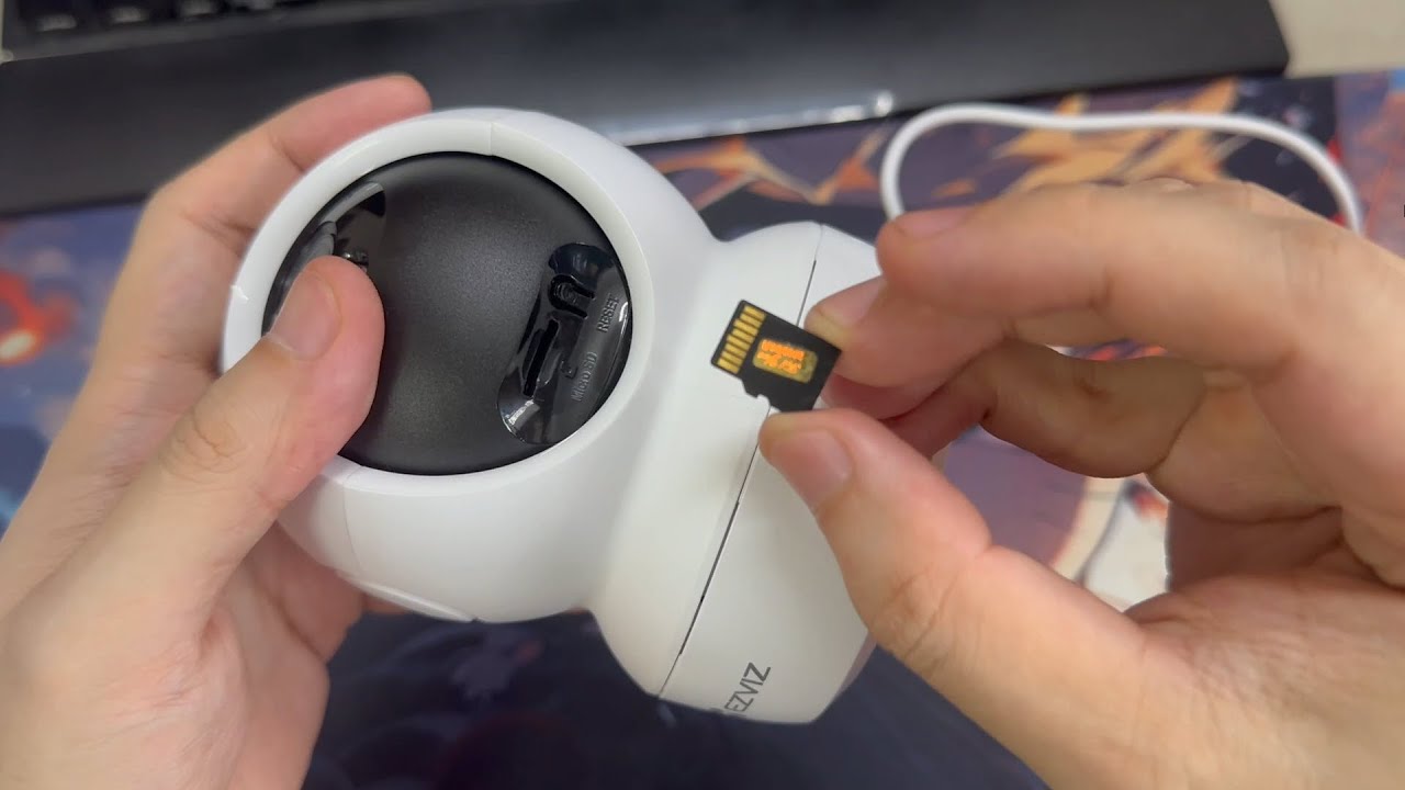 Как вставить SD-карту в беспроводную камеру безопасности EZVIZ | C6N