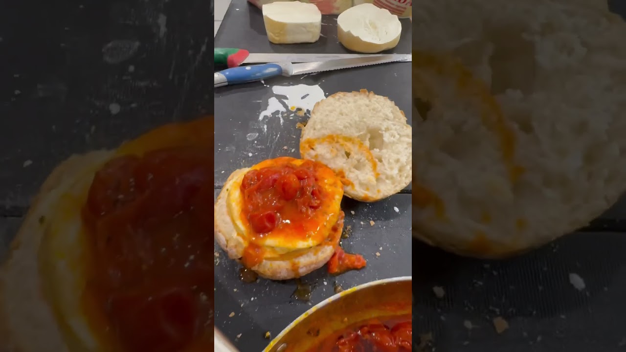 Rosettona Calda e croccante con Provola alla pizzaiola basilico e Parmigiano #food #naples #perte