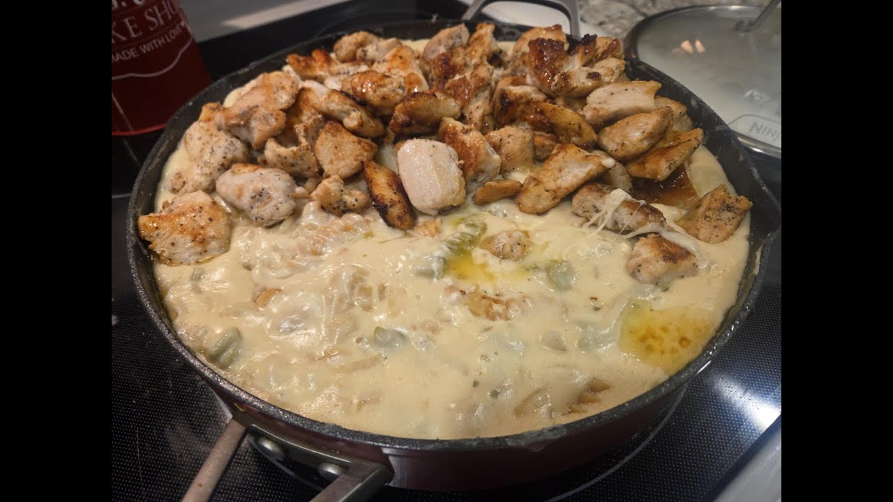 Куриные феттуччине с чесноком, пармезаном и кремом из моцареллы и альфредо