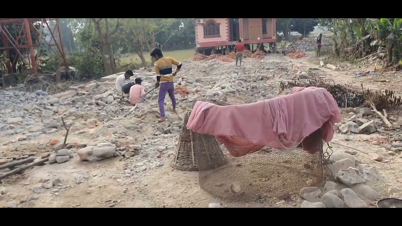 रेल लाईन मा परेको घर भत्काइँदै