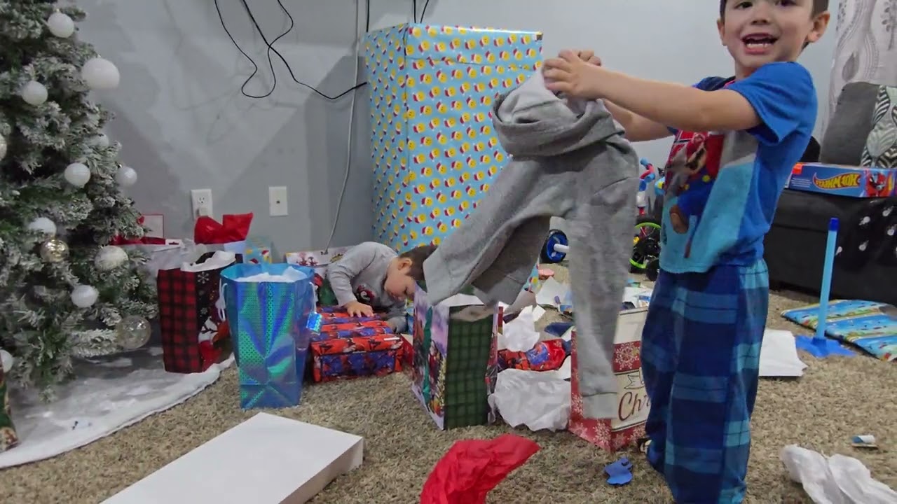 Habriendo los regalos de navidad año 2024. 