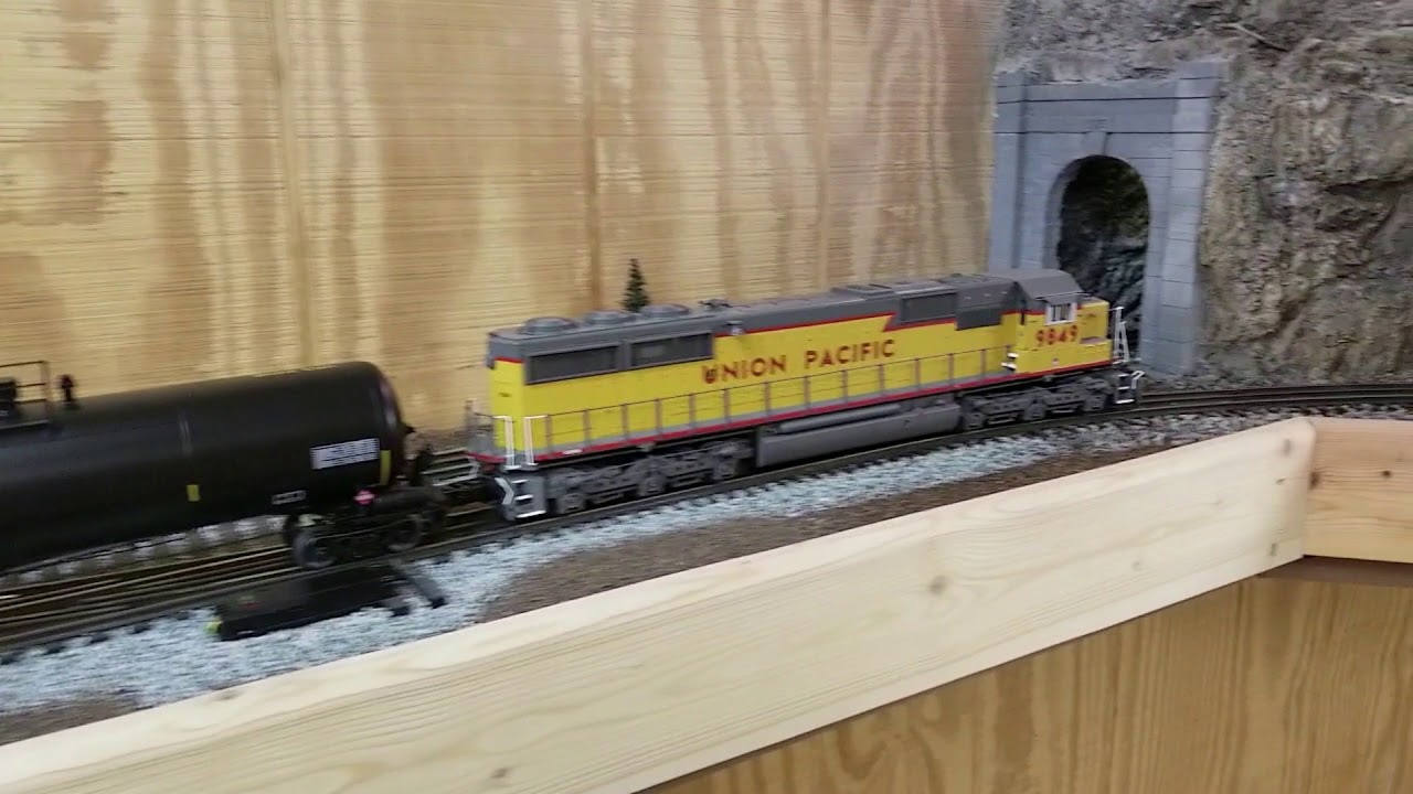 Lionel Tank Cars with Freight sounds late 2018 release