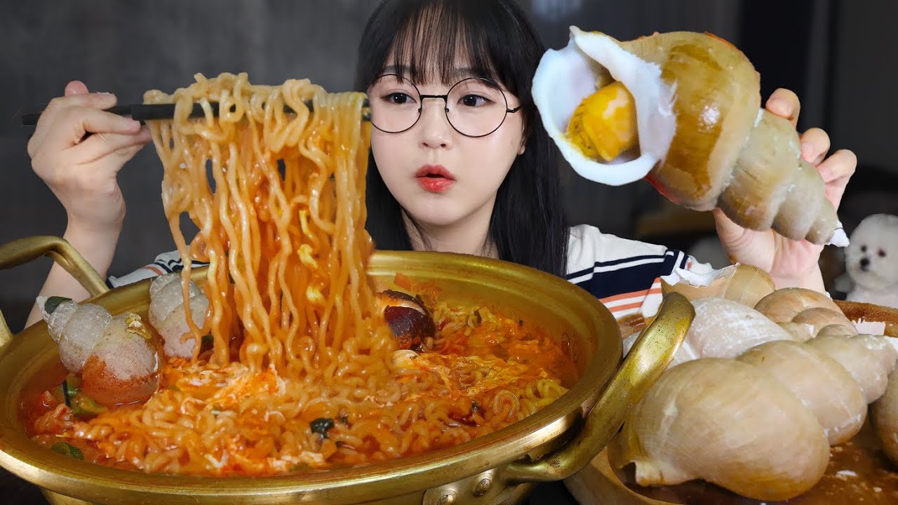 Острый рамен и отварные морские улитки (трубачи)🐚Mukbang ASMR