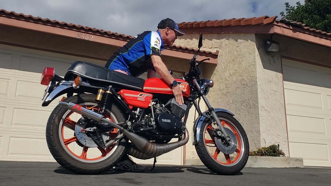 Yamaha RD400 cold start-up..  Jim Lomas, stainless steel expansion chambers.