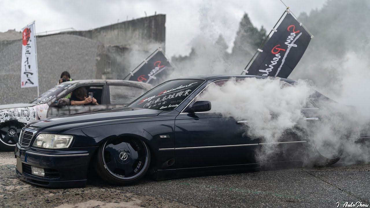 MORATORIUM BURNOUTS BUTTLE TOYOTA 17 MAJESTA vs NISSAN Y33 CIMA - 低床モラトリアム 2025 バーンナウト スモークキング