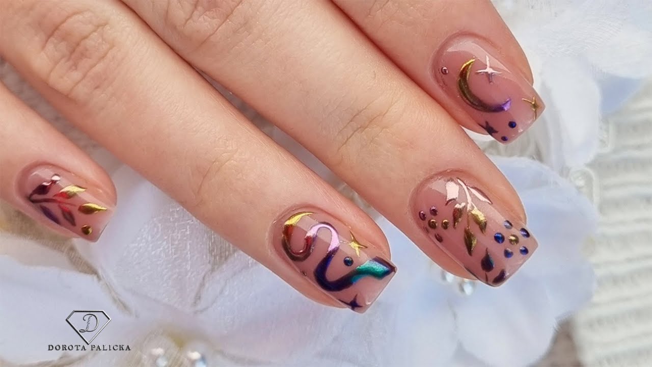 Manicure żelowy krok po kroku z chromowanym ombre na paznokciach.