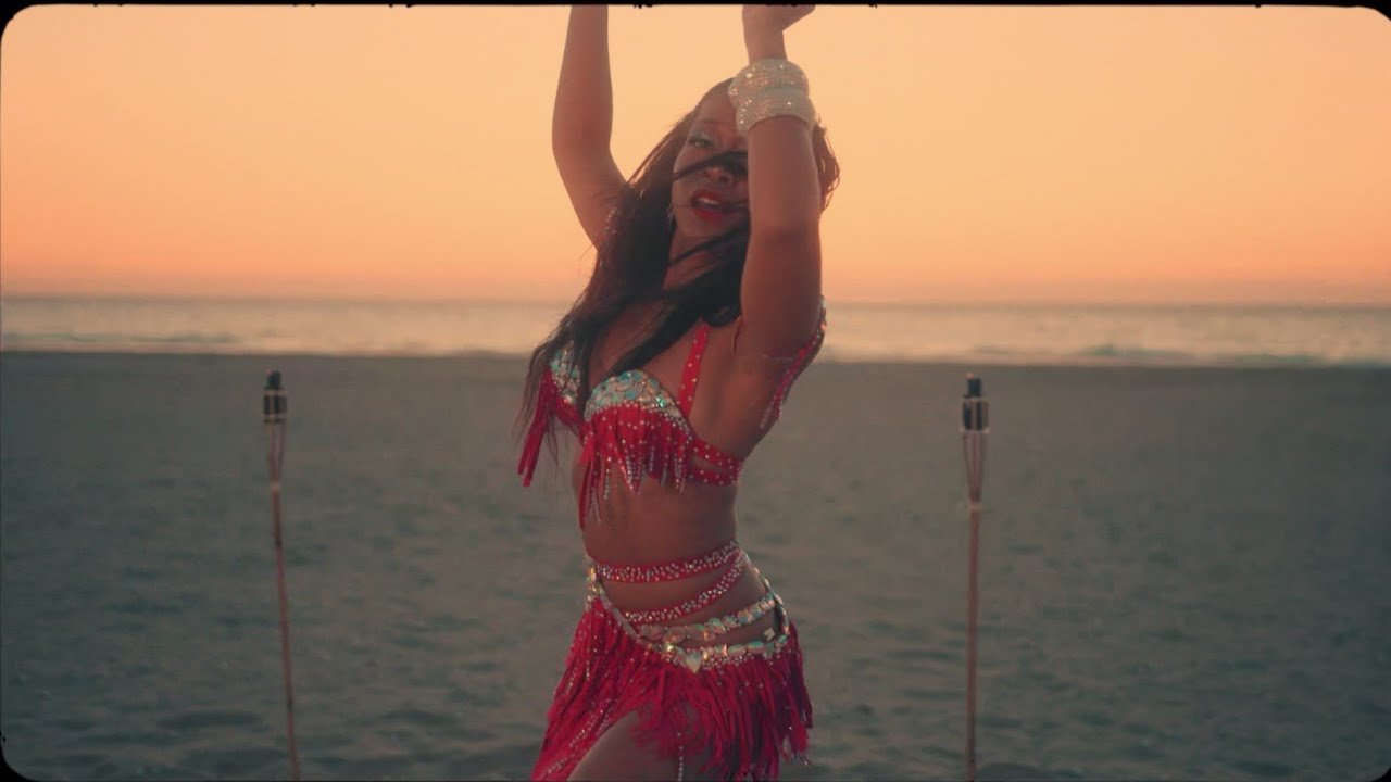 Lauriane Mj - Sunset - Drum solo Davai on the beach