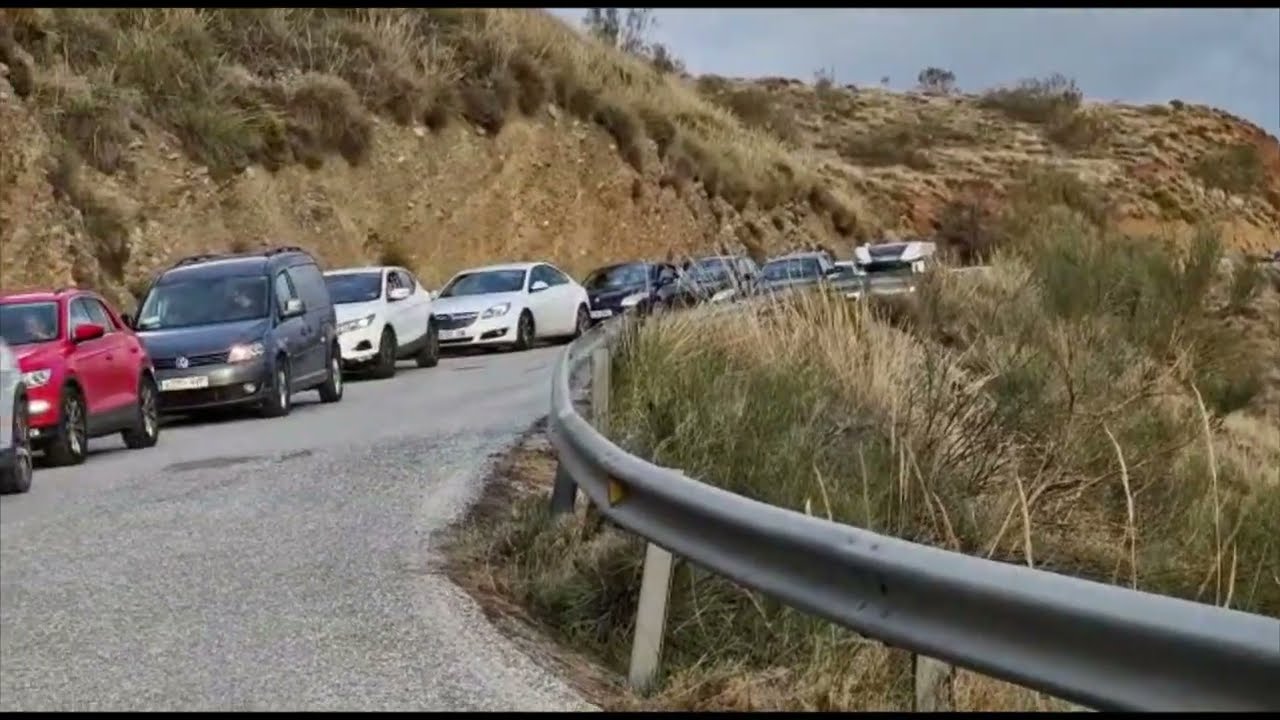 Atasco monumental para salir de Sierra Nevada tras el corte de la A-395 por un desprendimiento