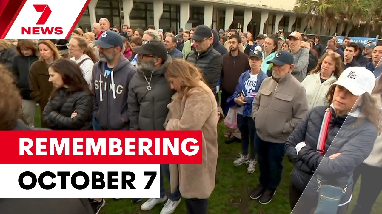 Sydney's Jewish community gathers at Bondi to commemorate October 7 attacks | 7NEWS